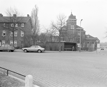 884709 Gezicht op het pand Hogelanden W.Z. 32 (voormalige politiepost Rodebrug) te Utrecht, van bij de Anton ...